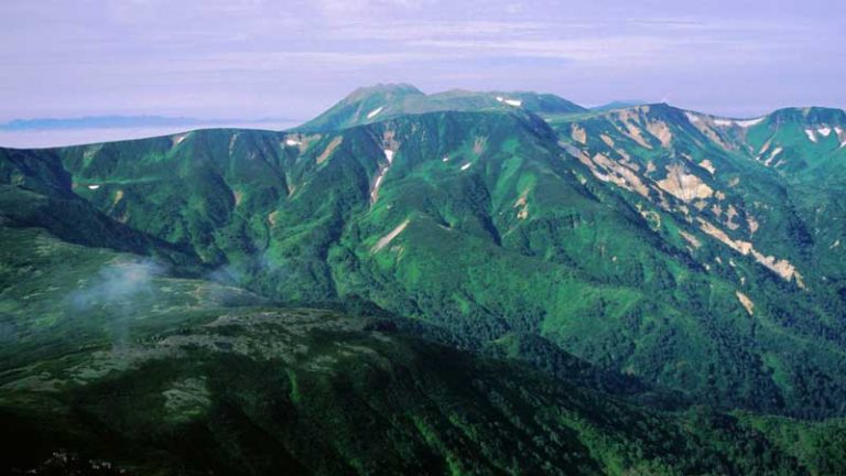 忠別岳から望むトムラウシ山