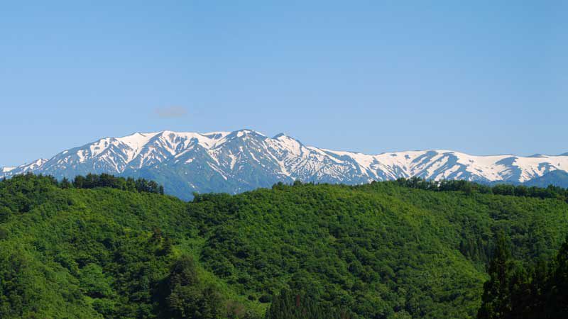 福島県西会津町から見た飯豊連峰
