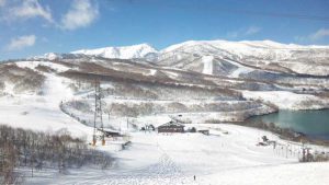 田代スキー場から見た苗場山と神楽ヶ峰