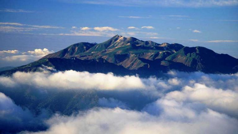 西穂高岳から望む雲海に浮かぶ乗鞍岳