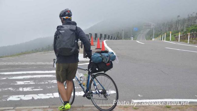 八幡平アスピーテラインを走る自転車