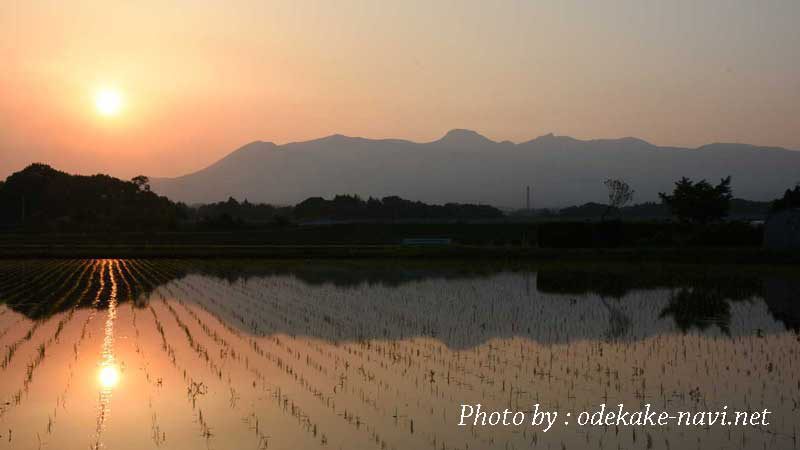夕日の水田と那須岳